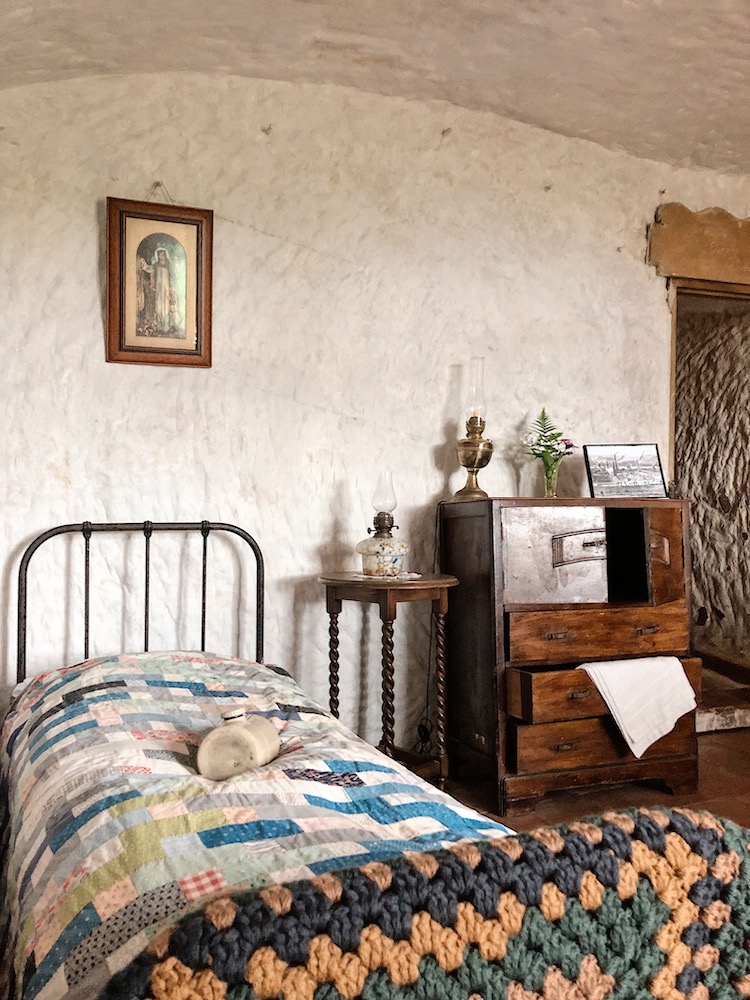 old fashioned bedroom