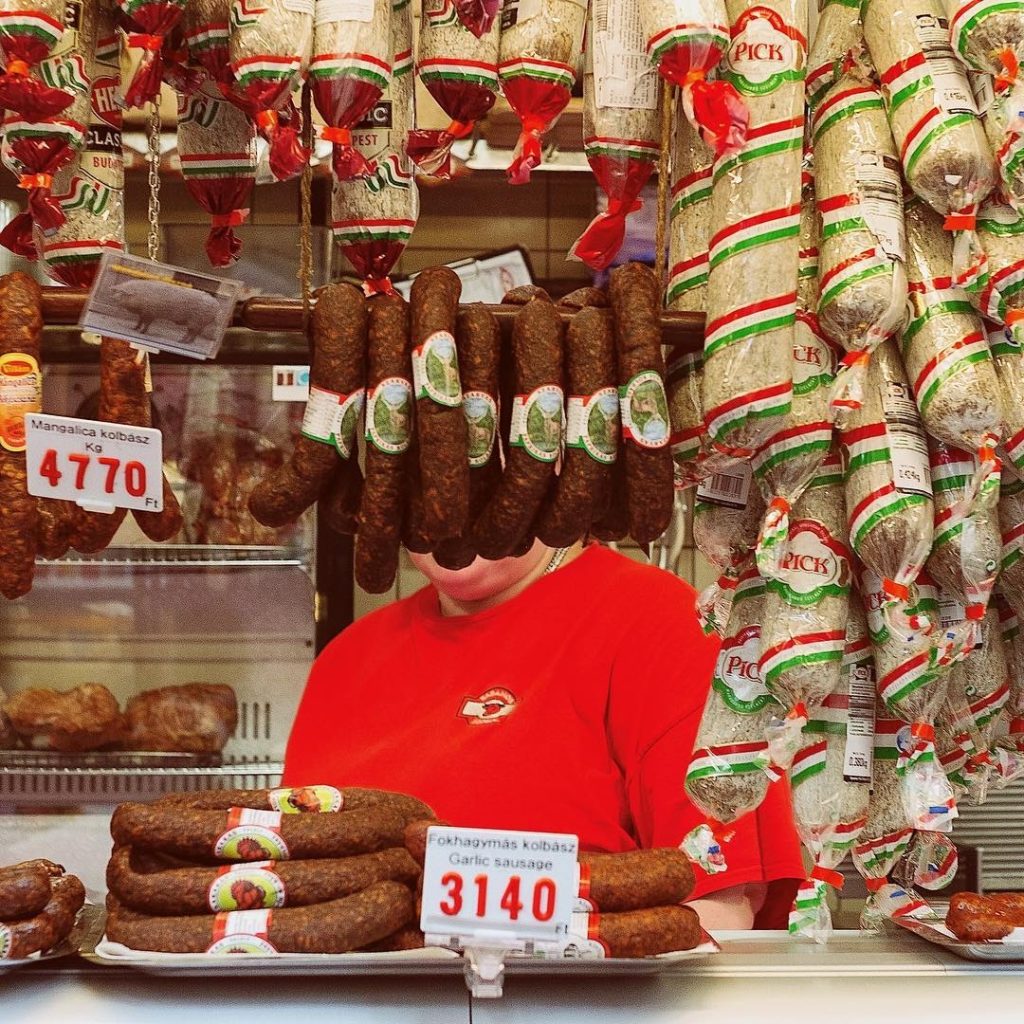 picture of a man in a red t-shirt selling sausages in Budapest